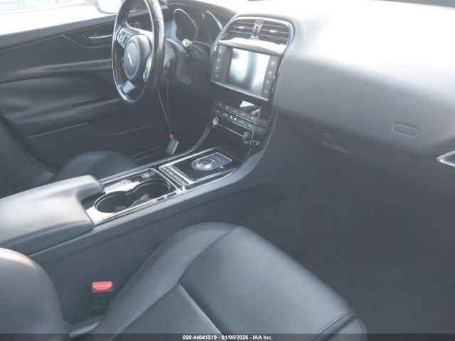 Jaguar XE 25t Image 3